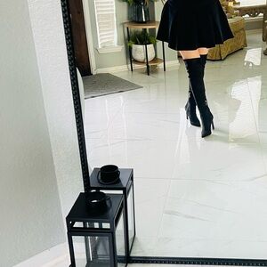 A black pleated mini Skirt